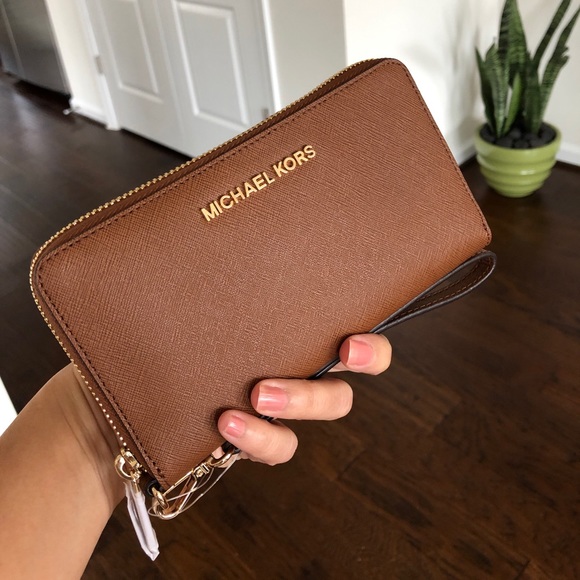 Michael Kors Handbags - 💕🌹Michael Kors Luggage wallet💕🌹